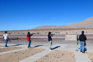 砂漠の青空に舞い上がるオレンジ色のディスクを撃ち砕こう 