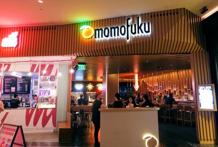 写真の正面が今回取材した momofuku。左側はファストフード店。