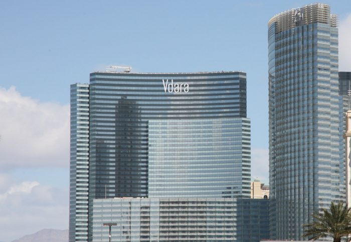 画面中央の建物が Vdara。この写真ではわかりづらいが、建物の外壁が曲面になっているため、時間帯などによって反射光がプール施設に収束する。