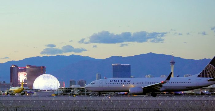 ラスベガス国際空港。この付近の標高は約650m ほどで、緯度は埼玉県熊谷市とほぼ同じ。（球形に輝く物体は多目的アリーナ「スフィア」）