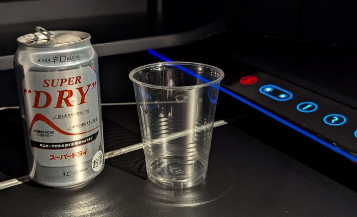 機内の機内専用アプリから（WiFi利用）オーダーしたビール。プラスチックのコップだったのは LCCならではの御愛嬌といったところか。