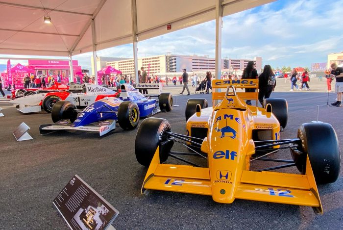 11月22日～23日にファッションショーモール北側の空き地でおこなわれたイベント「F1 Las Vegas Grand Prix Fan Experience」。入場無料だがチケットは必要。懐かしいF1カーの展示も。（11月22日）