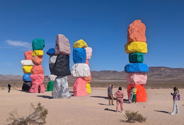 現在の Seven Magic Mountains。（2025年3月4日撮影）