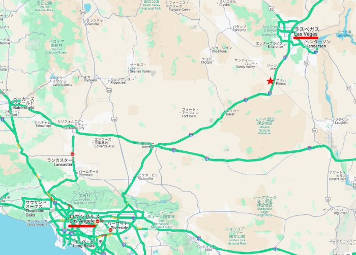赤い★印が Primm。赤い線がラスベガスとロサンゼルスの位置。★印のところに斜めに走る点線が州境。（Google Map）