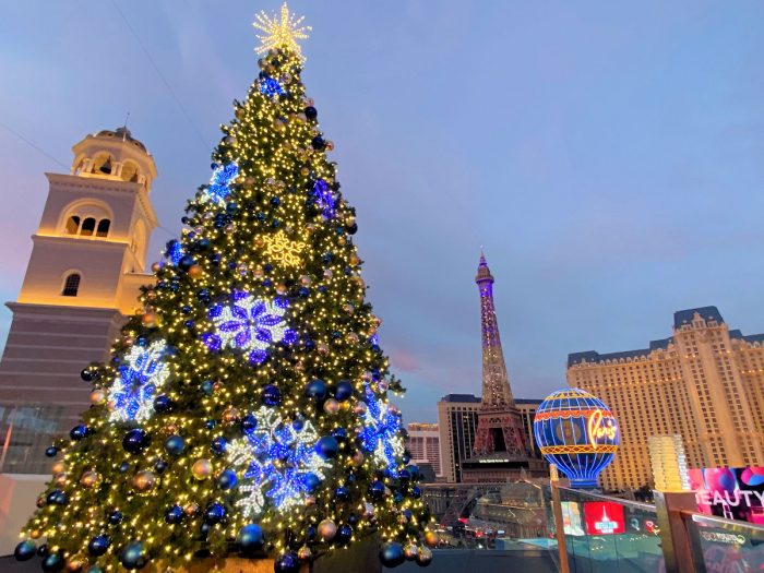 コスモポリタンホテルのプールエリアに設けられたアイススケート場「The Ice Rink」のツリー。ロビー周辺や玄関周辺にはクリスマス装飾は無かった。